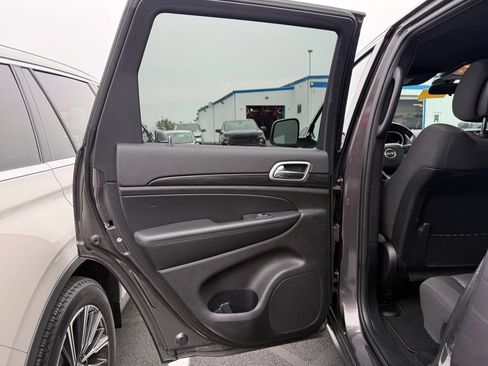 Used 2020 Jeep Grand Cherokee Laredo AWD/4WD image 11