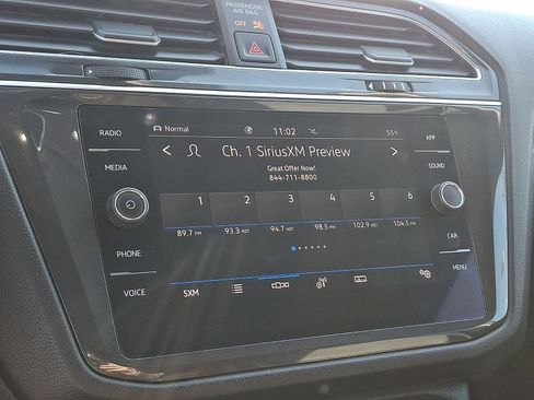 Used 2021 Volkswagen Tiguan SE w/ Panoramic Sunroof Package image 17