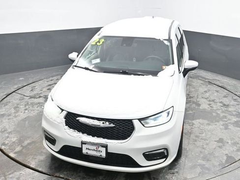 Used 2023 Chrysler Pacifica Touring-L image 24