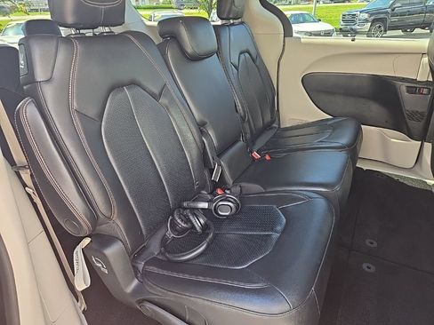 Used 2019 Chrysler Pacifica Touring-L FWD image 30