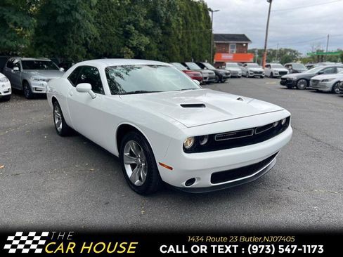 Used 2015 Dodge Challenger SXT image 3