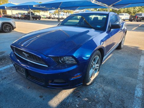Used 2013 Ford Mustang Coupe RWD image 2