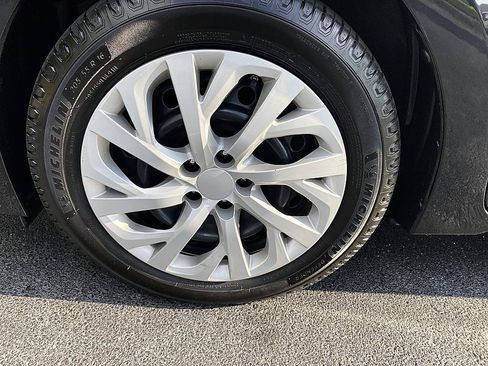 Certified 2018 Toyota Corolla LE FWD image 9