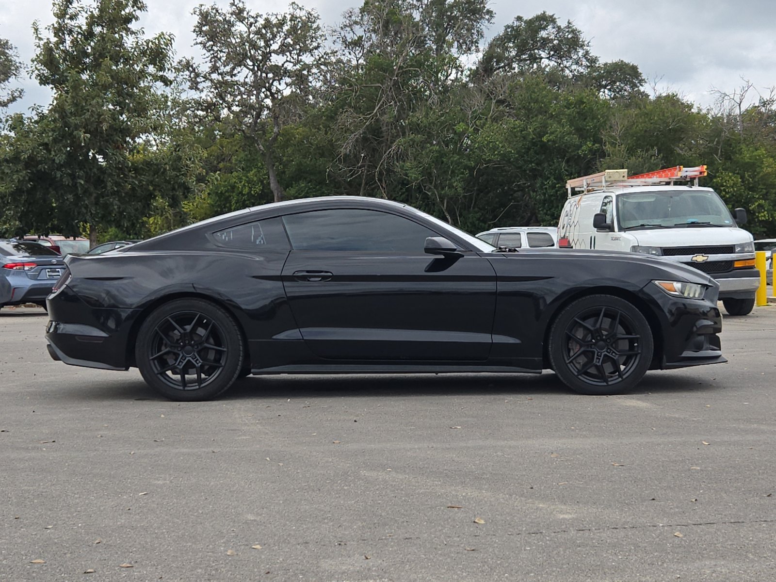 Used 2017 Ford Mustang GT w/ GT Performance Package RWD image 6