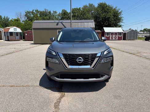 Used 2023 Nissan Rogue SV image 2