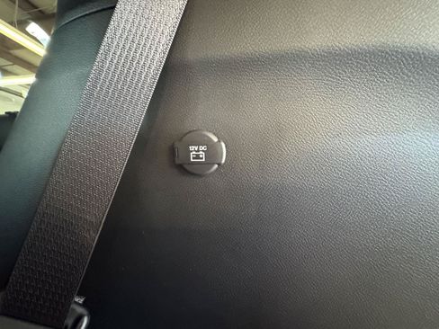 Used 2024 Chrysler Pacifica Pinnacle FWD image 21