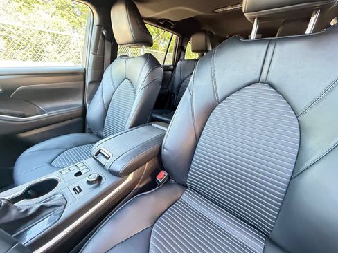 Used 2025 Toyota Highlander XSE AWD/4WD image 39