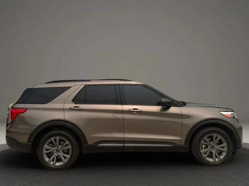 Used 2021 Ford Explorer XLT w/ Equipment Group 202A AWD/4WD image 8