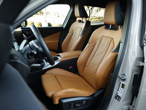 Certified 2025 BMW X3 xDrive30i w/ M Sport Package image 19