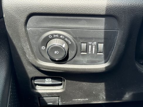 Used 2023 Jeep Grand Cherokee Limited w/ Luxury Tech Group II image 22