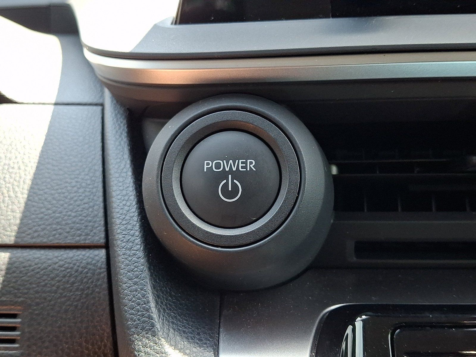 Used 2025 Toyota Prius LE FWD image 25