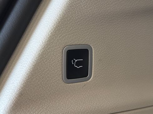 Used 2023 Chrysler Pacifica Touring-L FWD image 47