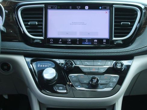 Used 2023 Chrysler Pacifica Limited image 16