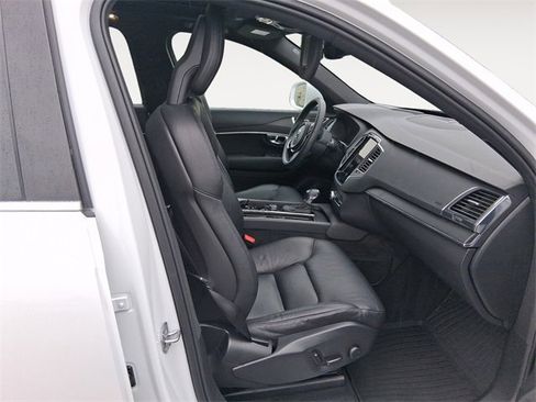 Used 2020 Volvo XC90 T6 Momentum w/ Protection Package Premier image 15