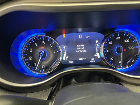 Used 2023 Chrysler Pacifica Touring-L FWD image 17