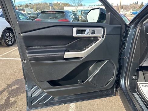 Used 2022 Ford Explorer Limited w/ Equipment Group 301A image 17