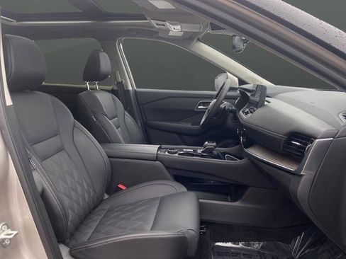 Used 2025 Nissan Rogue Platinum image 32