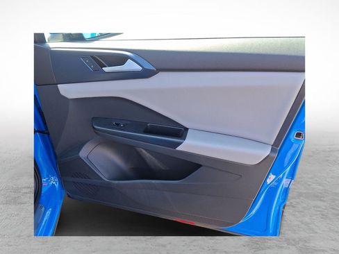 Used 2023 Volkswagen Taos SE w/ Panoramic Sunroof Package image 10