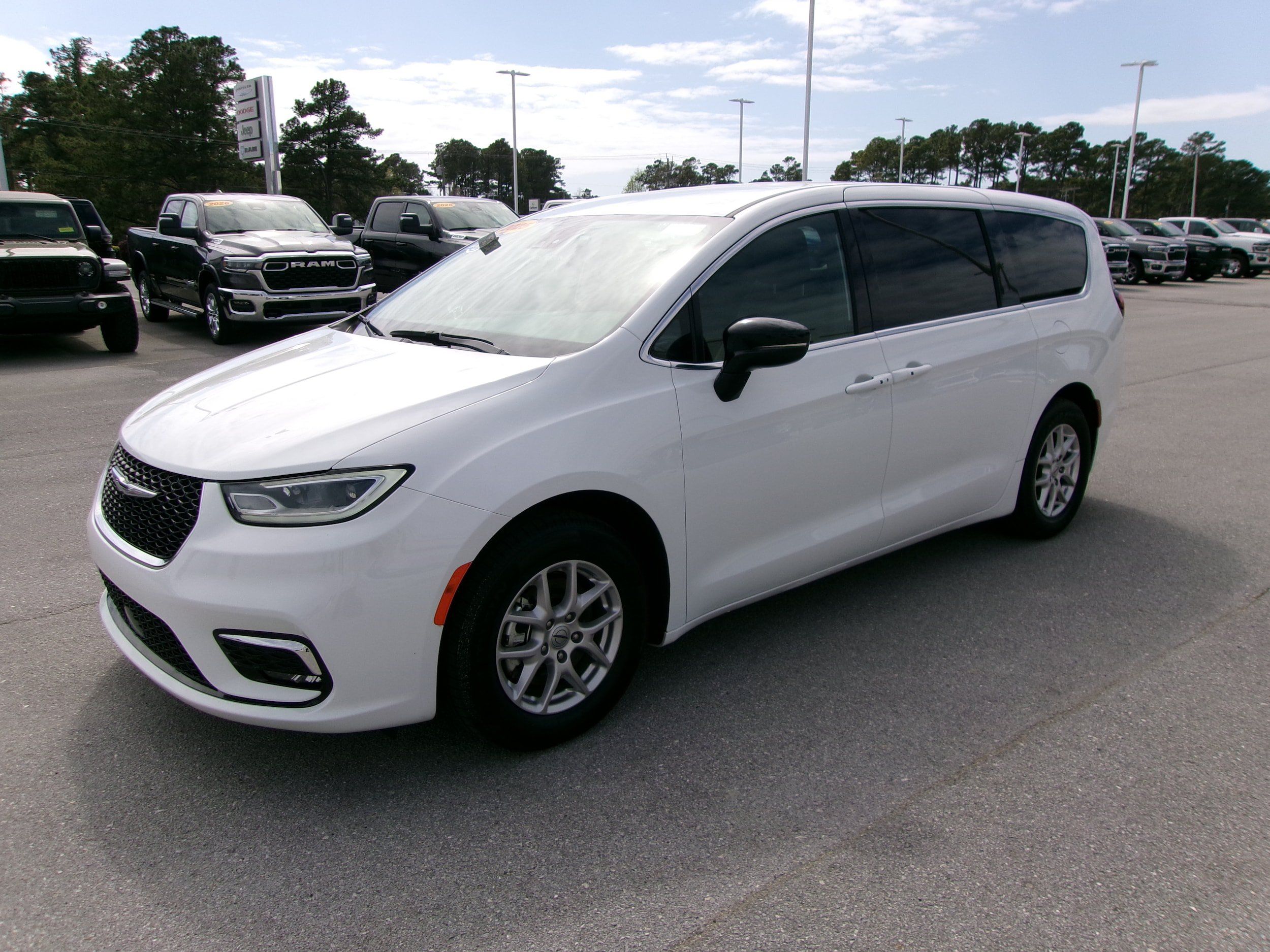 Used 2025 Chrysler Pacifica Select FWD image 2