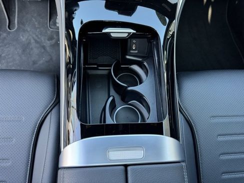 Used 2025 Mercedes-Benz GLC 300 4MATIC image 16