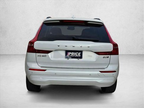 Used 2022 Volvo XC60 B5 Momentum w/ Climate Package image 6