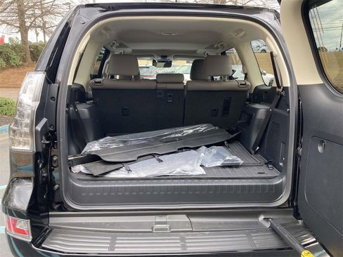 Used 2023 Lexus GX 460 Premium w/ Premium Package image 8