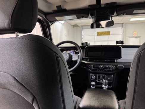 Used 2024 Jeep Gladiator Sport image 21