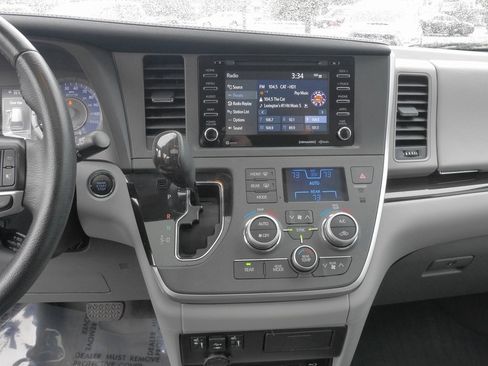 Used 2020 Toyota Sienna XLE Premium image 29