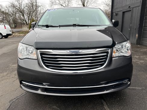 Used 2016 Chrysler Town & Country Touring image 8