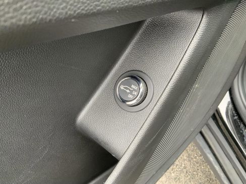 Used 2023 Chevrolet Traverse LT image 25