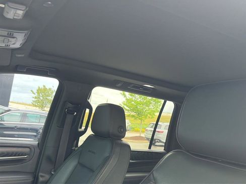 Used 2021 GMC Yukon XL Denali w/ Denali Premium Package AWD/4WD image 10