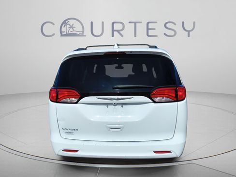 Used 2020 Chrysler Voyager Lxi FWD image 4