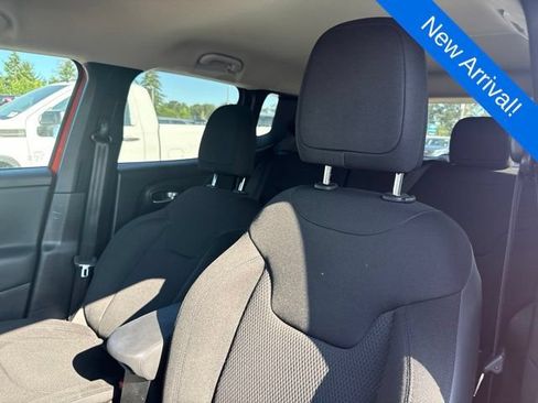Used 2019 Jeep Renegade Altitude w/ Quick Order Package 2XM AWD/4WD image 14