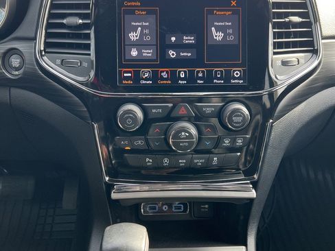 Used 2020 Jeep Grand Cherokee Altitude image 26