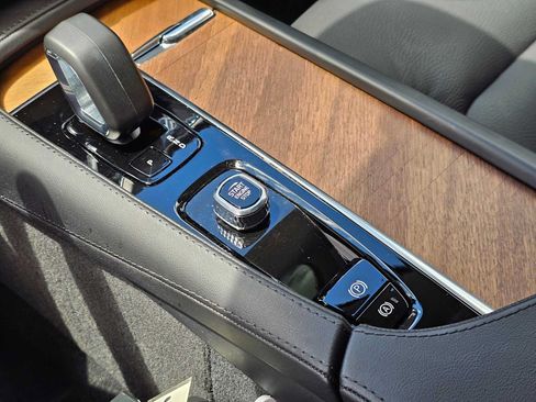 Certified 2025 Volvo XC90 T8 Plus w/ Protection Package Premier AWD/4WD image 36