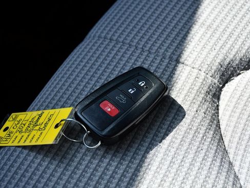 Used 2021 Toyota Highlander LE FWD image 19
