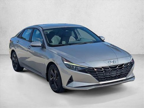 Used 2022 Hyundai Elantra SEL image 3