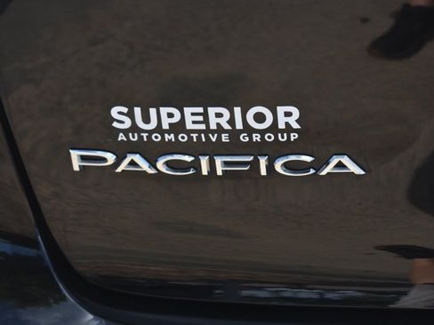Used 2024 Chrysler Pacifica Touring-L FWD image 7