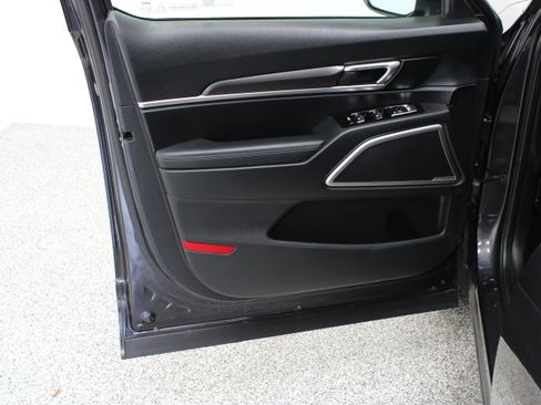 Used 2025 Kia Telluride S FWD image 12