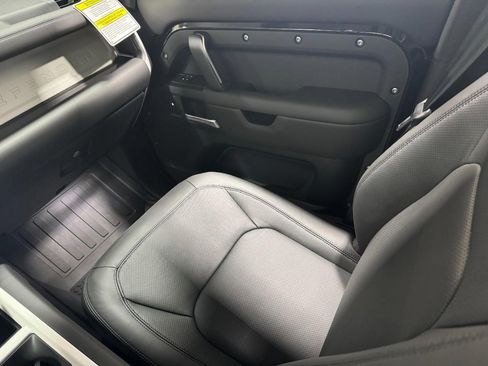 Used 2025 Land Rover Defender 110 S image 17