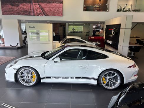 Certified 2016 Porsche 911 R RWD image 2