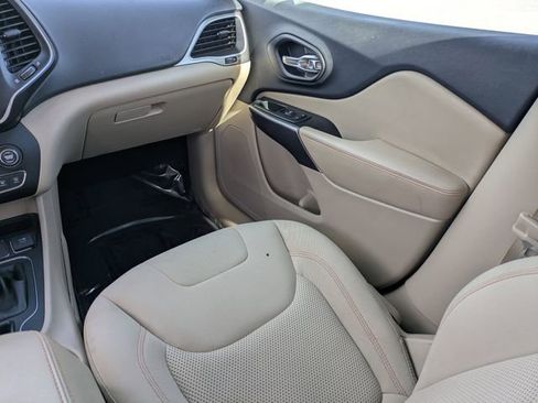 Used 2019 Jeep Cherokee Latitude w/ Popular Appearance Group image 15