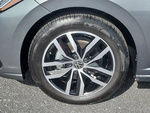 Certified 2025 Volkswagen Jetta SE w/ Sunroof Package FWD image 28