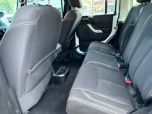 Used 2015 Jeep Wrangler Unlimited Rubicon AWD/4WD image 15