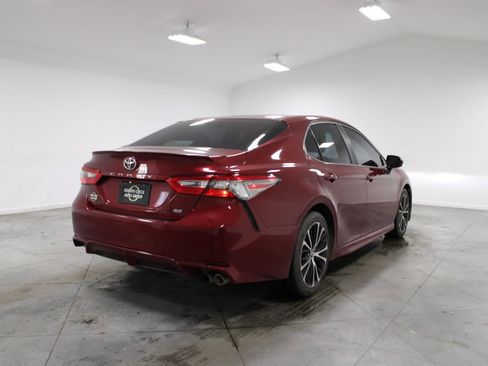 Used 2018 Toyota Camry SE image 9