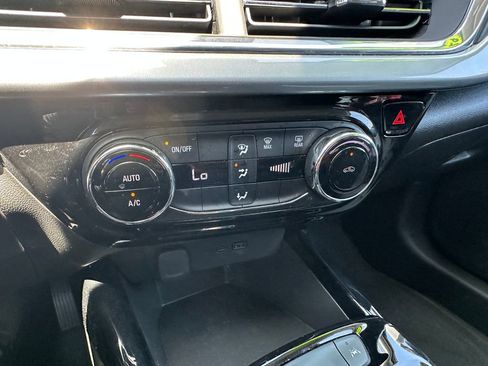 Used 2024 Chevrolet Trax LT FWD image 34