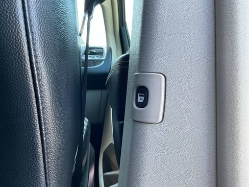 Used 2015 Chrysler Town & Country LX FWD image 40