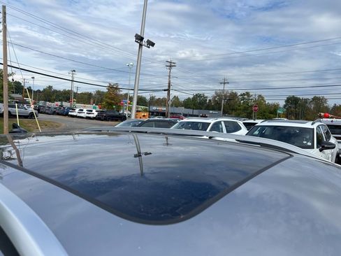 New 2025 Volkswagen Taos SE image 4