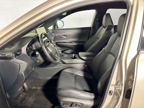 Used 2024 Toyota Venza Nightshade image 11