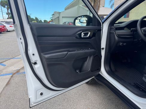 Used 2025 Jeep Compass Trailhawk image 18